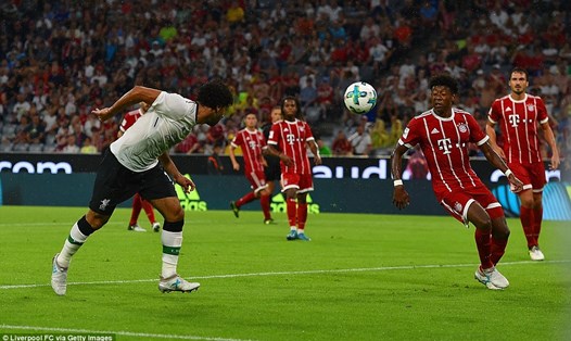 Cú đánh đầu thành bàn của tân binh Salah (áo trắng) đã góp phần giúp Liverpool hạ Bayern Munich. Ảnh: Getty Images.